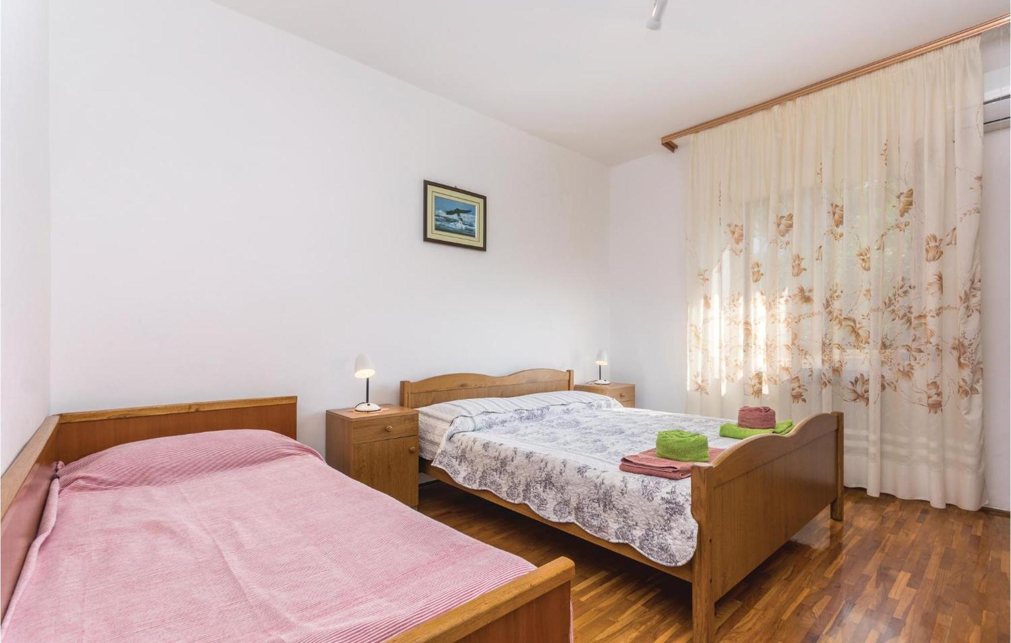 2 Bedroom Nice Apartment In Lovrecica Екстер'єр фото